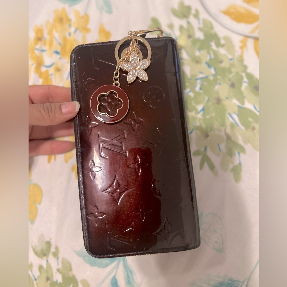 LV authentic Vernis Zippy Wallet Amarante.